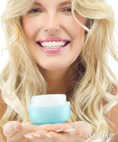 高圆圆获粉丝送花逆龄女神告诉你如何拥有好肌肤！