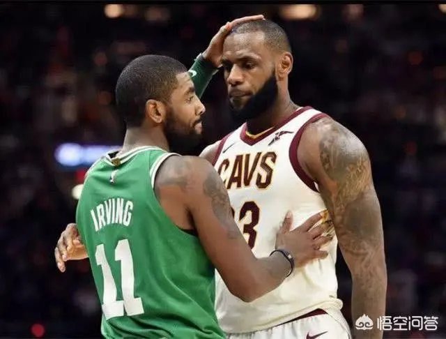 勇士主场险胜热火，赛后利文斯顿摸了韦德的头，是不是对韦德的不尊重呢？