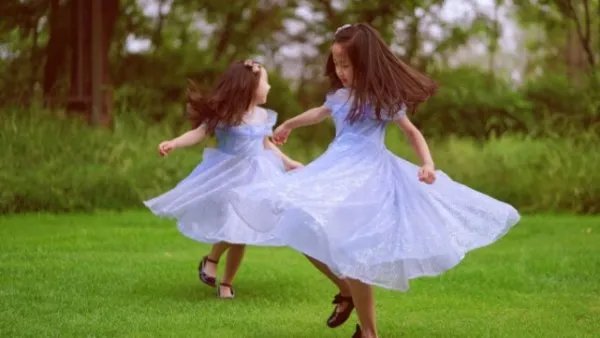 高云翔女儿曝光，5岁小酒窝穿公主裙凹造型，越来越有明星范，你怎么看？