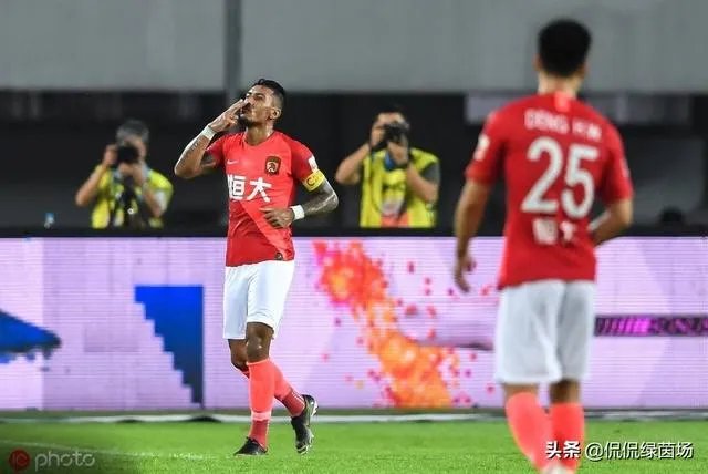 恒大3-0人和，豪取11连胜创纪录，保利尼奥梅开二度，如何从专业的角度分析比赛？
