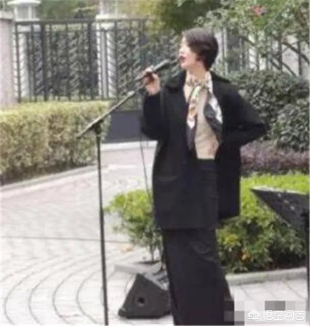 李亚鹏的新女友长得很像香港街头唱歌的小龙女，但是看介绍觉得应该不是，有知情的吗？