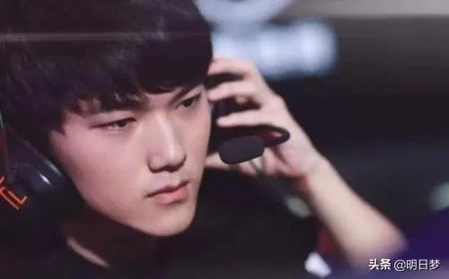 JKL再爆猛料！加盟RNG把小虎挤成上单，Uzi变成中单，狼行直接退役，你怎么看？