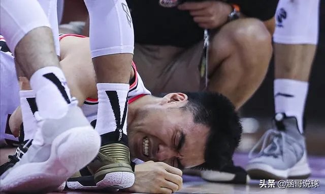 李晓旭受伤后，赵继伟怒砸地板，杨鸣眉头紧锁，为何总经理李洪庆却累到打哈欠？