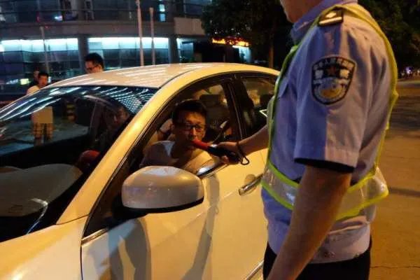 廊坊一轿车冲过夜市撞飞数人，司机要负什么责任