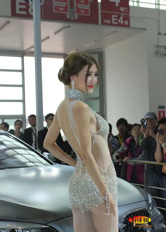 2012北京车展一大亮点 李颖芝的透视齐X小钻裙