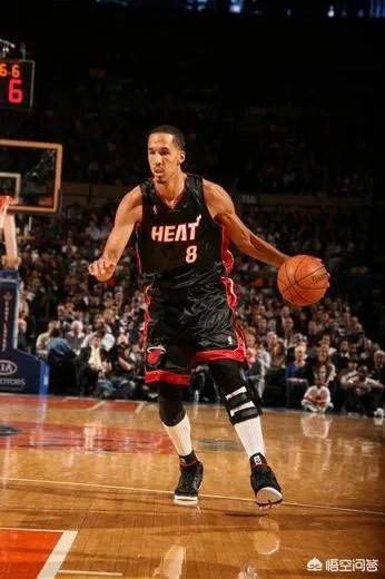 勇士主场险胜热火，赛后利文斯顿摸了韦德的头，是不是对韦德的不尊重呢？