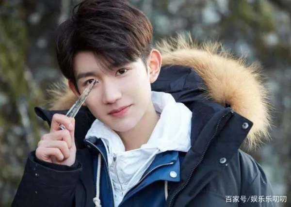 东方风云榜王源一人独捧四座奖杯，引网友惊叹：批发式拿奖，你怎么看？