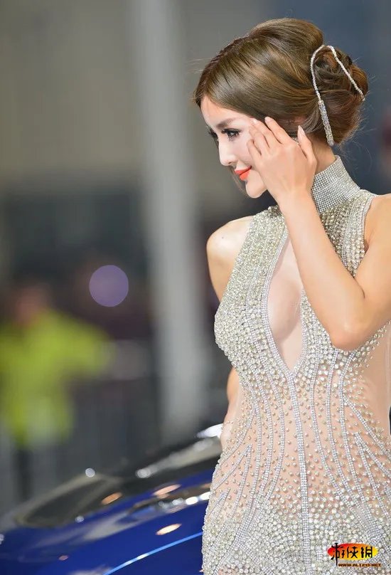 2012北京车展一大亮点 李颖芝的透视齐X小钻裙