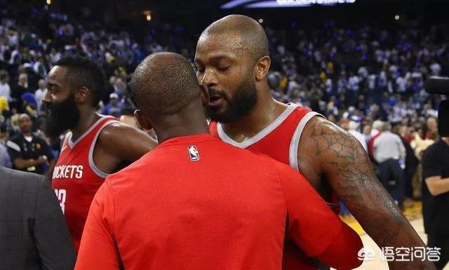 “摸头”上瘾？保罗在采访时，塔克再次偷袭摸头成功。为何这次保罗只是口头警告塔克？