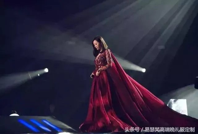 #维密大秀#张靓颖成第一个登上维密舞台的中国歌手，她的时尚品味如何？