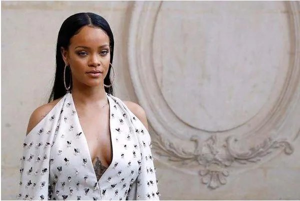 lady gaga和Rihanna都是当红歌手，她们两谁的业绩更好一点呢？