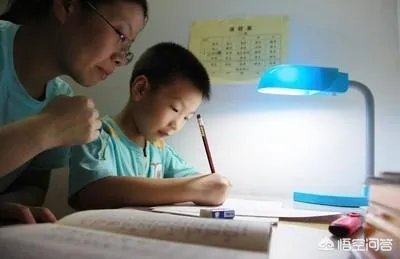 您觉得老师让家长批改作业这个做法对吗？为什么？