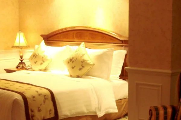 重庆希尔顿酒店被取消五星资格，四星和五星酒店价格上差多少？