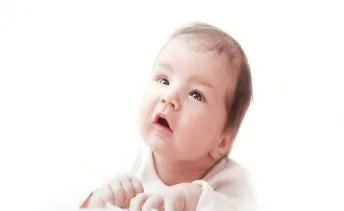 陕西一父亲抱摔幼童致死，为何母亲却在旁拍摄？