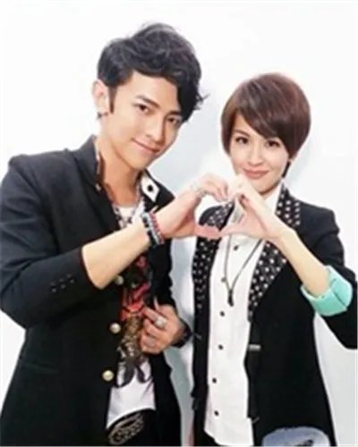 网曝曾沛慈和汪东城的结婚照 大东自曝睡觉太丑被记者偷拍