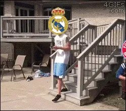 拉莫斯肘击梅西逃红牌, 谁注意梅西举动? 罕见顶牛, 向裁判投诉，你怎么看？