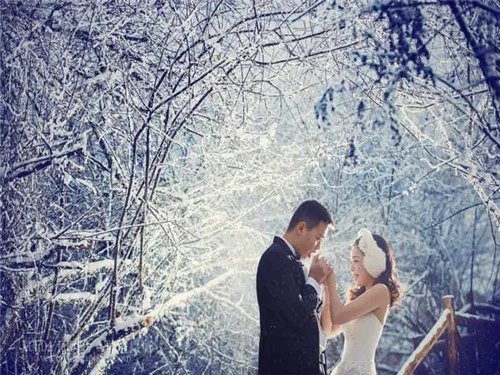 雪景婚纱照怎么拍好看 拍摄雪景婚纱照小技巧