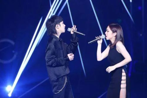 “流量小生”华晨宇的劲爆情史，贵圈背后隐秘着多少不堪？