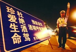廊坊一轿车冲过夜市撞飞数人，司机要负什么责任