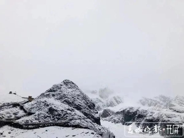 丽江玉龙雪山8月飘雪是怎么回事?