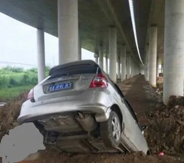 女司机跟着导航开车把自己开进水沟里是怎么回事?