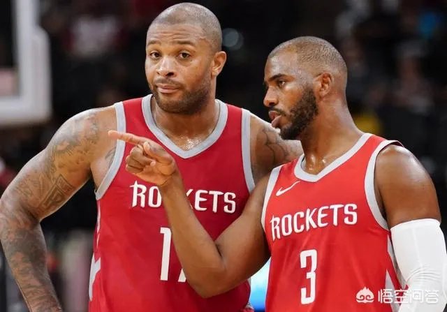 “摸头”上瘾？保罗在采访时，塔克再次偷袭摸头成功。为何这次保罗只是口头警告塔克？