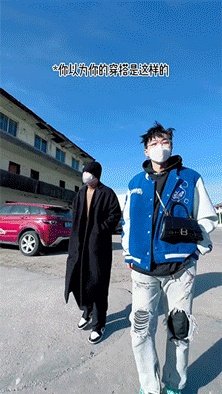 神似梅西男子被民众围堵合影 都想要甜头的动态图