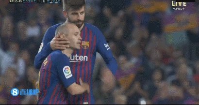 伊涅斯塔告别战中亲自为梅西戴上队长袖标，这意味着什么？