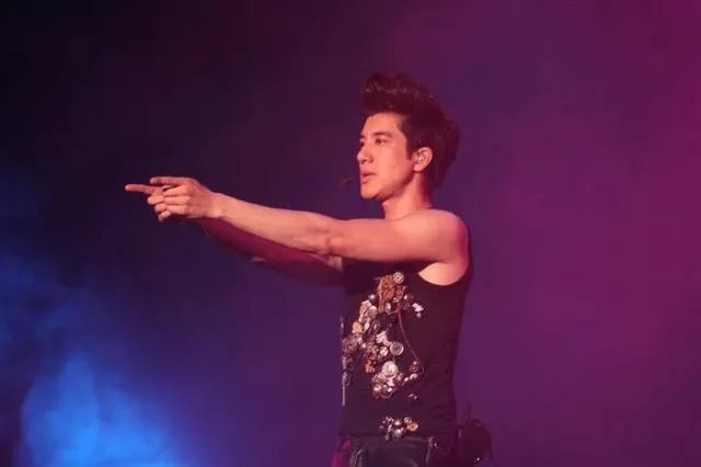 第一个在鸟巢开个人演唱会的歌手是谁？