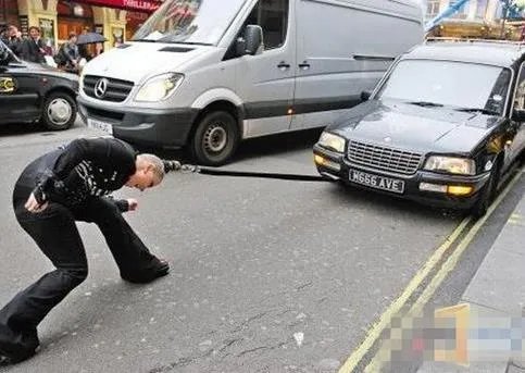 女汉子用头发拉4吨汽车 惊呆众人【马戏团的演员】