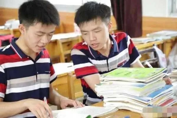 湖南农村双胞胎学霸一个清华一个北大，他们考了多少分？