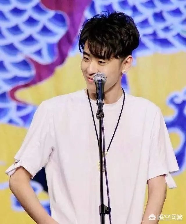 因唱小曲成“德云一哥”，不到半年反超岳云鹏，张云雷为何能火？