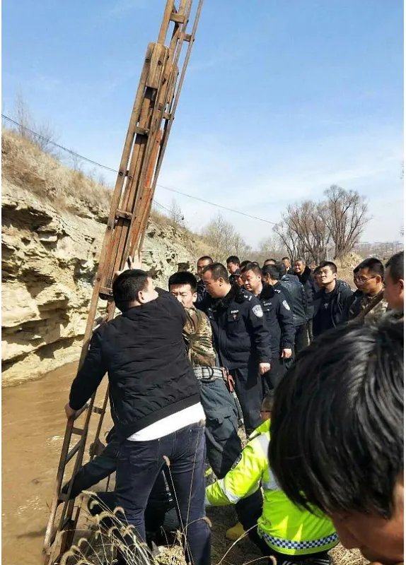 男子什么原因落水渠被困20小时？