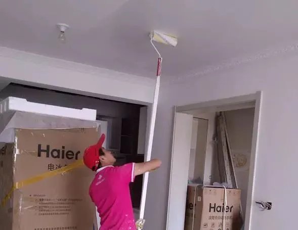 墙面乳胶漆，是用滚刷好还是喷涂好？请的工人都做错了，真是瞎涂