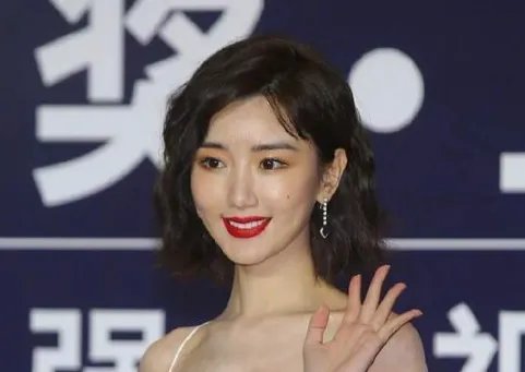 毛晓彤亮相华鼎奖红毯，港风造型的她为我们带来怎样的美感？