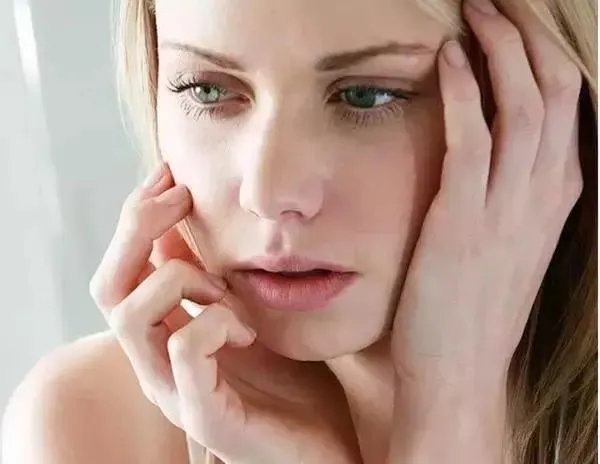 素颜也很漂亮的女生，长什么样？