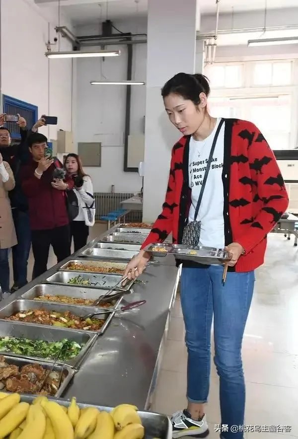 朱婷荣归故里，回河南老家排队吃食堂并主动刷碗，如何评价她的行为？