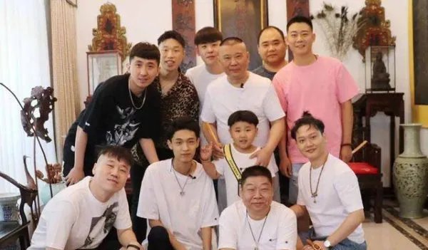 郭德纲二儿子身穿橙色连体裤，是不是也太接地气了？