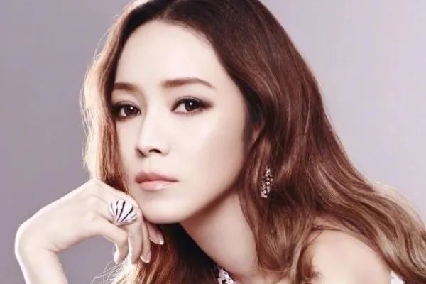 为什么侯佩岑名媛人生的背后，是一个臭名昭著的母亲？