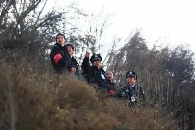 浙江一对男女为躲警方的追踪而进深山居住，他们触犯了哪些法律法规？