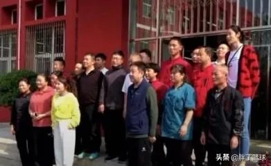 朱婷荣归故里，回河南老家排队吃食堂并主动刷碗，如何评价她的行为？