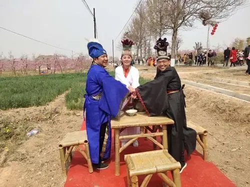 画面太可爱！三男孩跪楼道里饮料代酒桃园结义，你小时候做过哪些傻事？