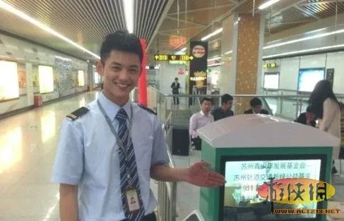 史上最帅地铁司机走红 女网友组团坐地铁围观