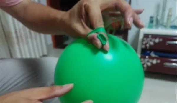 普通气球打结方法图解