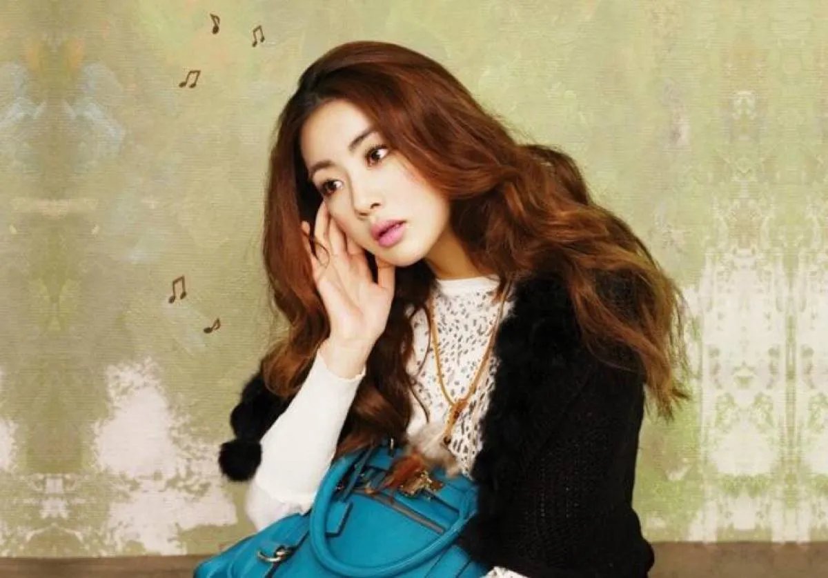 韩国演员姜素拉产女当妈妈，她与老公是什么时候结婚的？