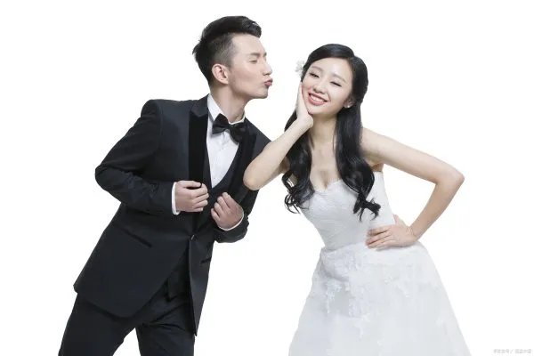 有没有朋友了解新郎礼服定制？可以分享一下经验吗？