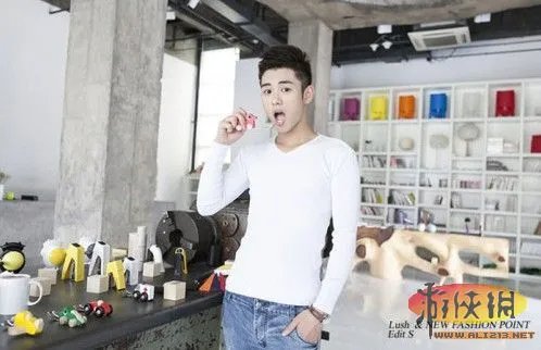 史上最帅地铁司机走红 女网友组团坐地铁围观