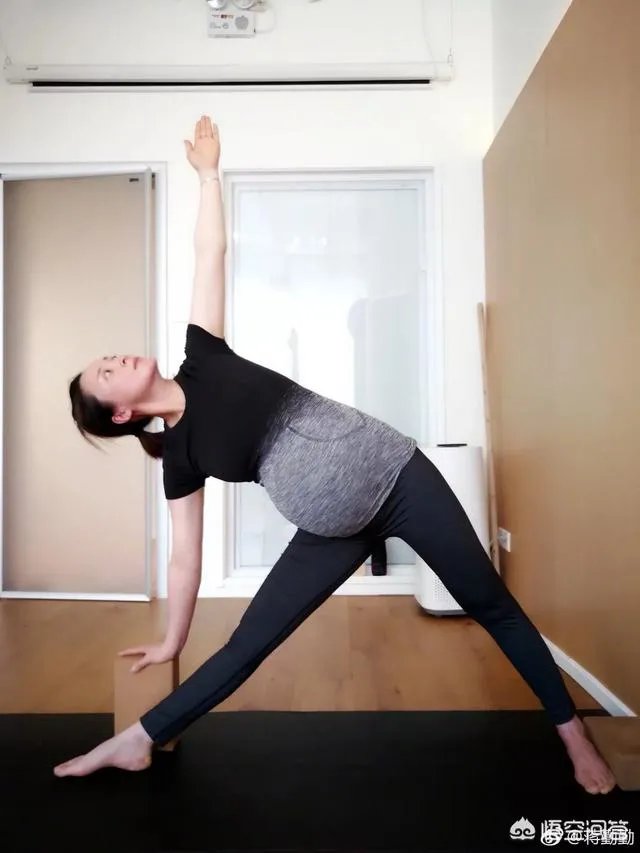 蒋勤勤挺大肚做高难度瑜伽动作吓坏网友，怀孕期间可以做瑜伽吗？