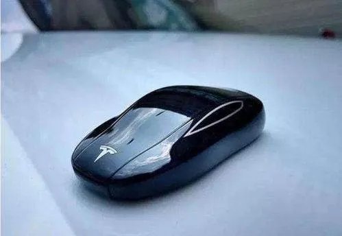 特斯拉断网导致数百车主被锁车外，马斯克向车主道歉，你如何看待这件事？