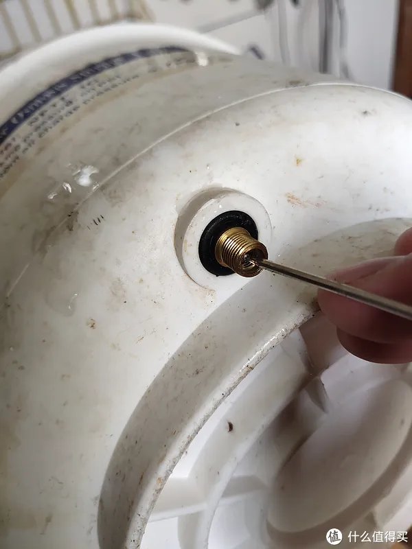 RO净水机到底选有桶还是无桶？拆解使用6年的压力桶给你结论